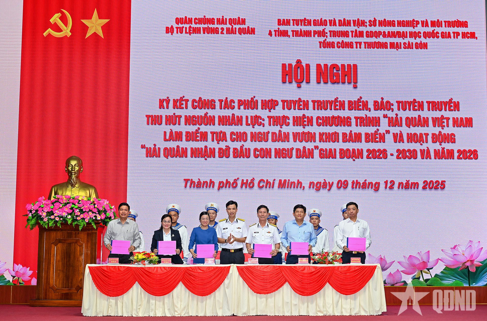 Vùng 2 Hải quân ký kết chương trình phối hợp tuyên truyền biển đảo và thu hút nguồn nhân lực